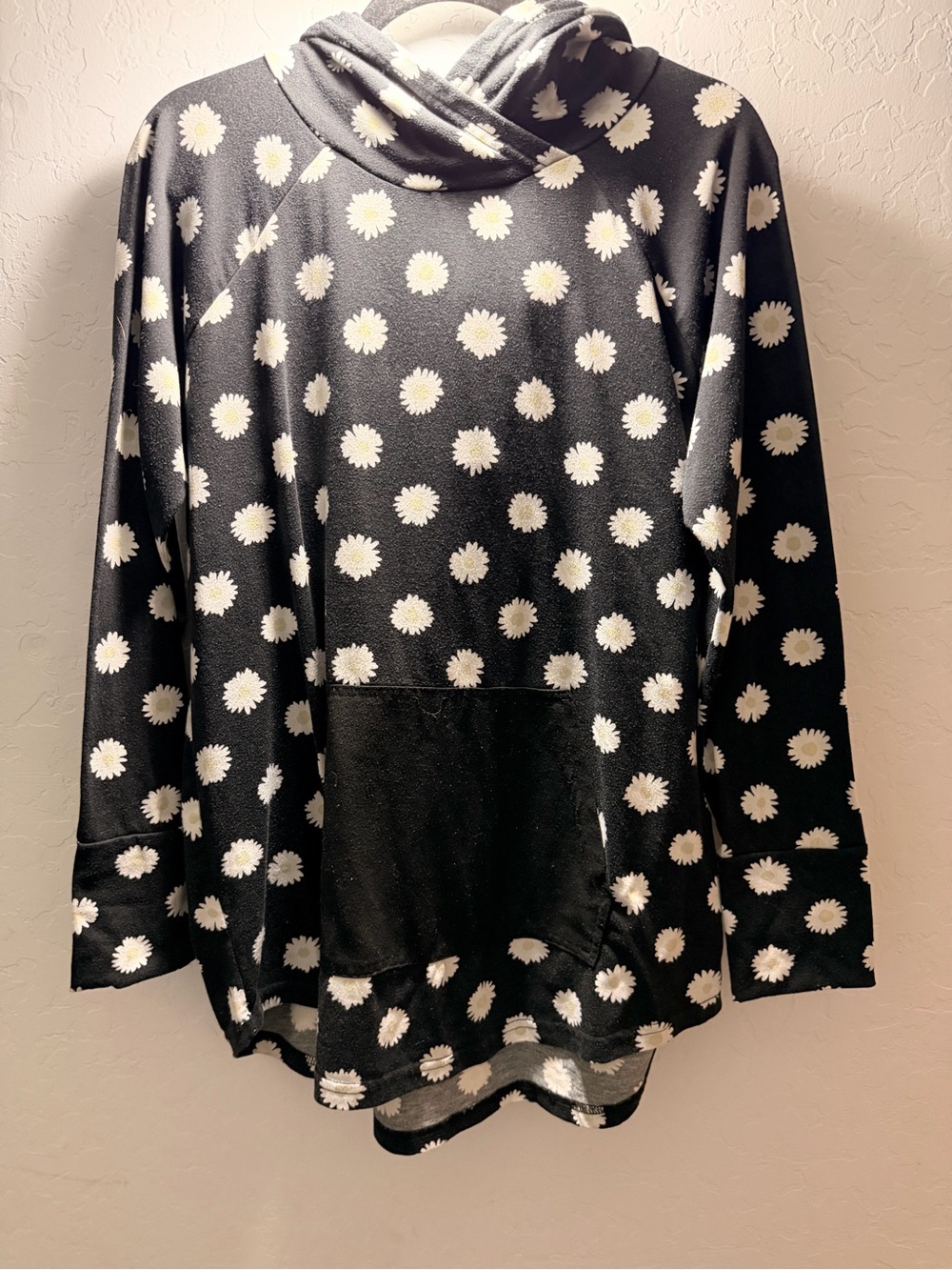 LuLaRoe Black and White Daisy Pullover